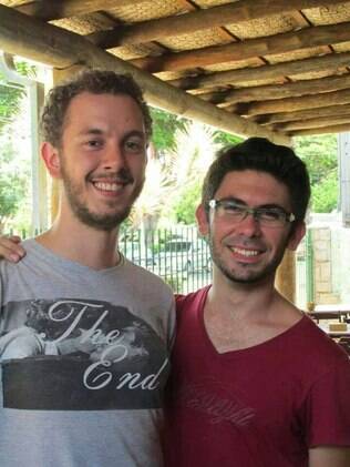 O ator Gabriel Cruz e o professor Jonathan (Jow) Favari