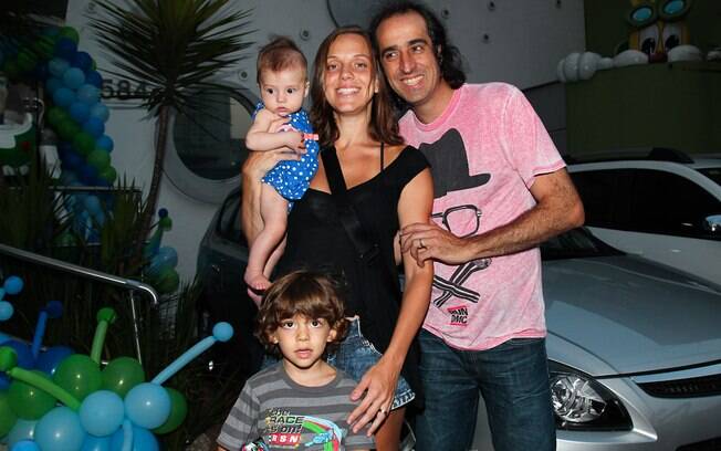 Fernando Meligeni com a mulher e os filhos