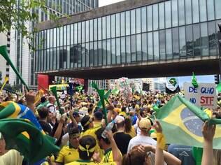 Manifestantes contra o governo Dilma se reúnem em frente ao Masp, em São Paulo