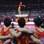 Torcida da equipe da China enquanto ginasta se apresenta na final desta segunda. Eles ficaram com o ouro por equipes. Foto: AP