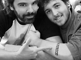 Bryan e sua tatuagem com o nome do pai Maurício, gay assumido