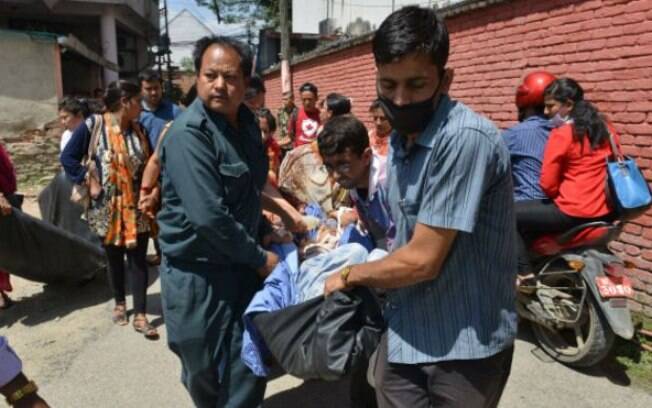 Pacientes de um hospital em Katmandu são evacuados por causa do segundo terremoto
