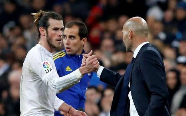Bale cumprimenta Zidane ao ser substituído para ser aplaudido por atuação Bale cumprimenta Zidane ao ser substituído para ser aplaudido por atuação