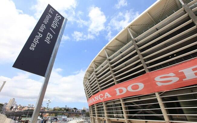 Placas com tradução em inglês foram ajustadas na véspera da primeira partida oficial na Fonte Nova. Bahia e Vitória se enfrentam neste domingo