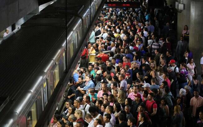 Estação da Sé fica lotada por causa das paralisações dos terminais de ônibus nesta terça-feira (20), em São Paulo