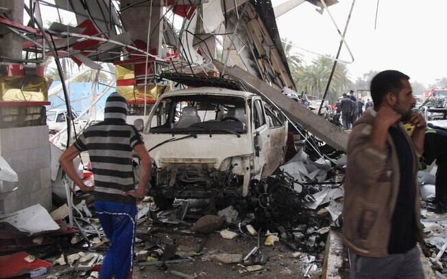 9 de março – Micro-ônibus foi detonado no sudeste iraquiano, destruindo 50 veículos e matando 45 pessoas e ferindo 157. O principal suspeito do ataque é a Al-Qaeda. Foto: AP