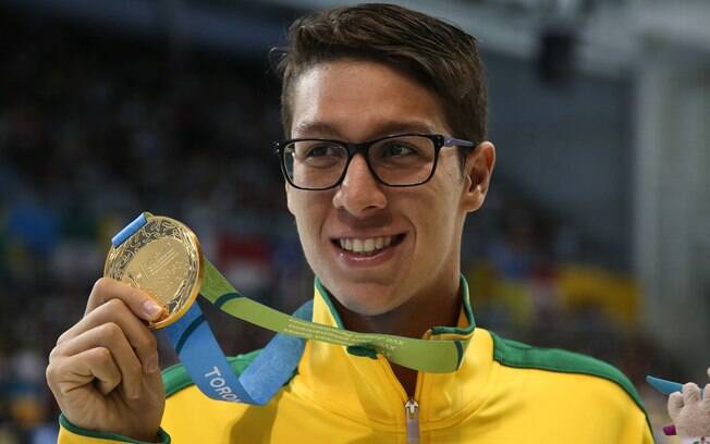 O caçula Brandonn Almeida ganha o ouro nos 400m medley, com direito a recorde juvenil. Foto: Satiro Sodré/Divulgação CBDA