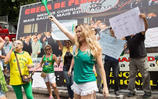 Algumas mulheres se destacaram na manifestação em São Paulo pelo visual. Foto: Paulo Lopes/Futura Press
