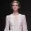 Para não errar, noiva deve escolher o mesmo tipo de renda do vestido para compor as mangas longas. De Valentino. Foto: Getty Images