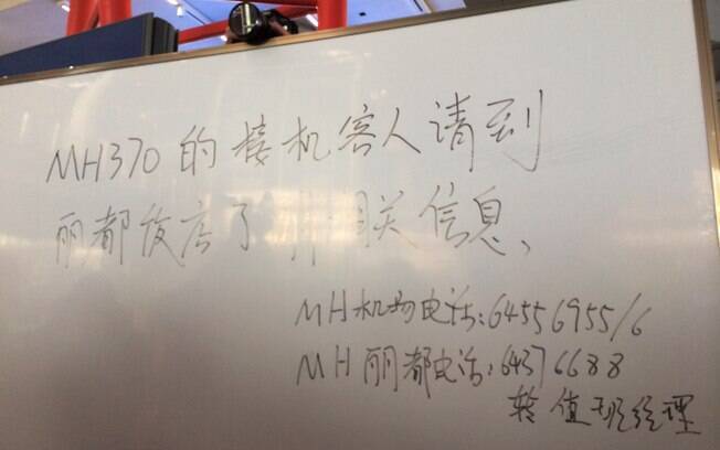 Notificação no Aeroporto Internacional de Pequim avisando de atraso do voo MH370, da Malaysia Airlines (8/3)