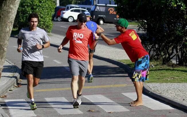 Luciano Huck cumprimenta fã enquanto corre pela orla carioca na manhã desta sexta-feira (26)