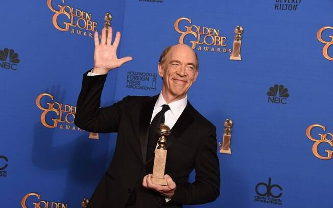 J.K. Simmons posa com o prêmio de melhor ator coadjuvante de cinema por 'Whiplash - Em Busca da Perfeição'. Foto: AP