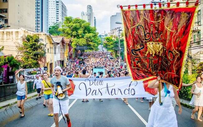 Bloco Bastardo anima Praça Benedito Calixta