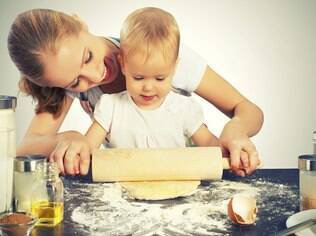 Atividades na cozinha ajudam na educação alimentar dos pequenos.