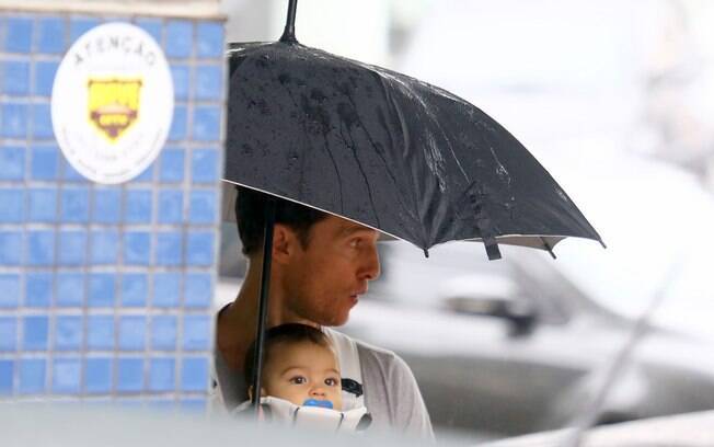 Mesmo com chuva, Matthew Mcconaughey passeia com o caçula em Belo Horizonte