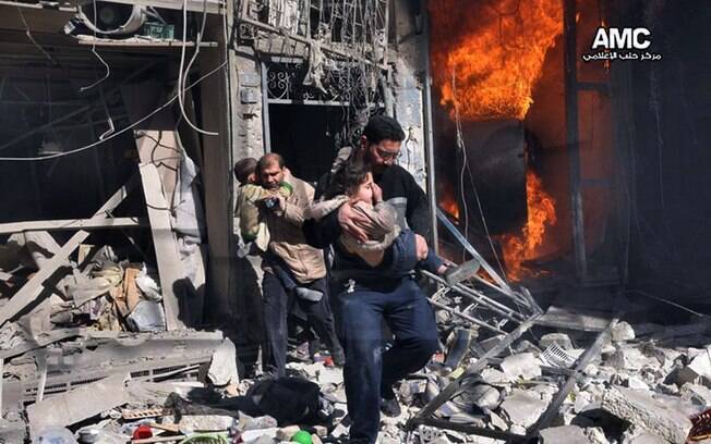 14 de fevereiro - Ao menos 32 pessoas morreram e dezenas ficaram feridas quando um carro-bomba explodiu na frente de uma mesquita no vilarejo de Yadouda, na Síria. Foto: AP