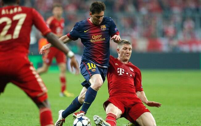 Schweinsteiger tenta desarmar Lionel Messi no duelo entre Bayern de Munique e Barcelona