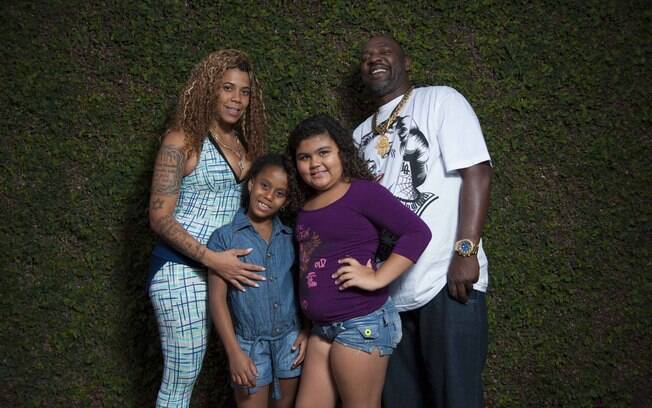 Silvia e Mr. Catra com as crianças:, Ágatha, 9 anos, filha do funkeiro com a ex-mulher, Renata, e Noemi, 8 anos, da união com Silvia