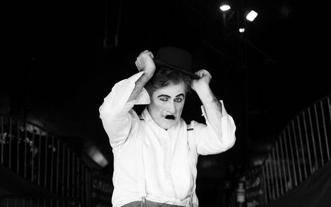 De maquiagem e figurino a la Charlie Chaplin, ambos assinados por Leo Pacheco
