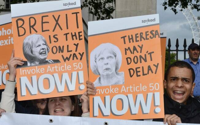 Manifestantes protestam contra atitude de Angela Merkel em pedir para May atrasar a entrada em vigor do Brexit