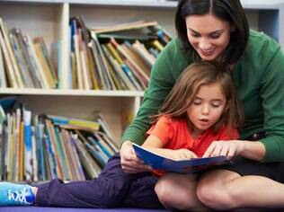 Pais que não se sentem à vontade para falar sobre orientação sexual podem recorrer aos livros para deixar a conversa mais leve