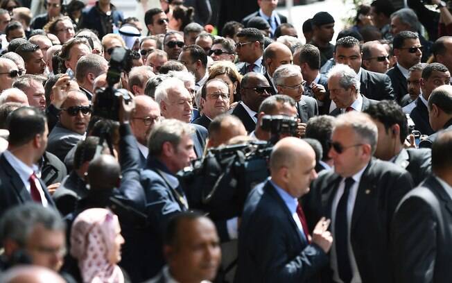 O presidente francês, François Hollande (centro) e presidente do Gabão Ali Bongo Ondimba (direita) 29.03.15