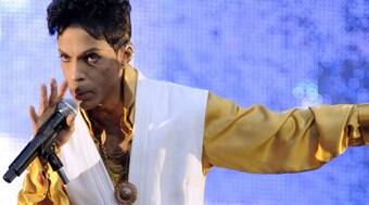 Após morte de Prince, vendas disparam e ele chega ao topo da parada Billboard
