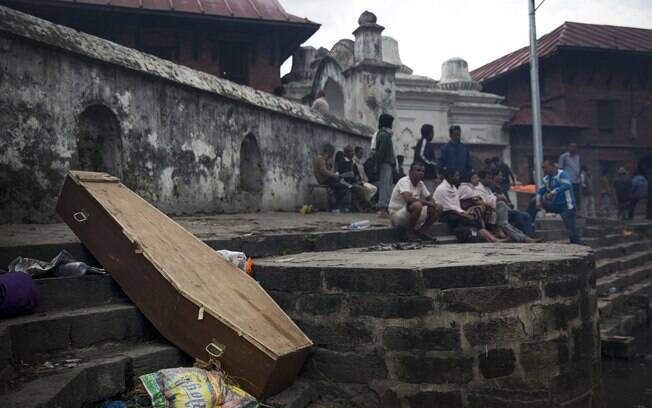 Caixão à espera de corpo de vítima de terremoto que matou mais de duas mil pessoas no Nepal