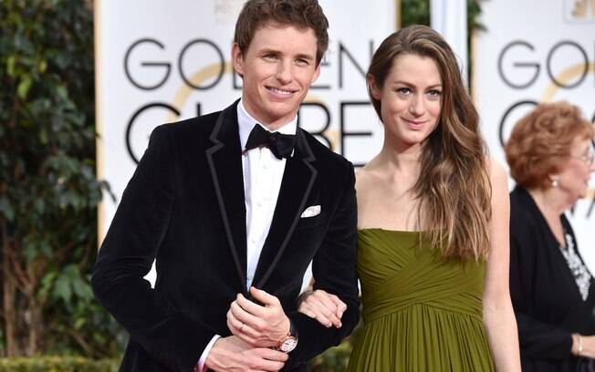 Eddie Redmayne e Hannah Bagshawe posam para fotos. Foto: AP