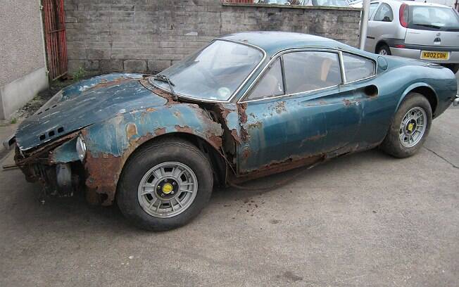 Ferrari 246GT Dino de 1973, leiloada por 132,2 mil libras esterlinas