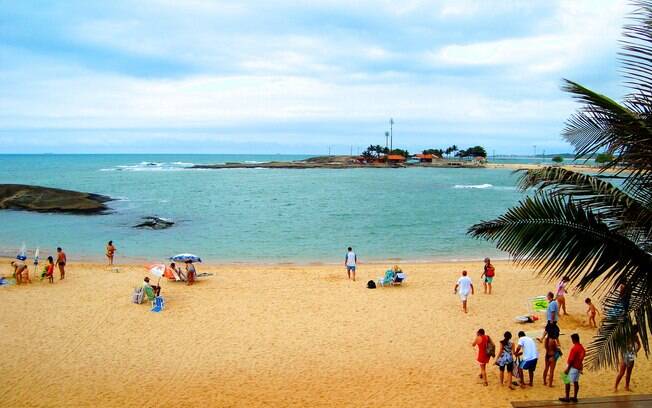 Praia das Castanheiras, no centro de Guarapari, é uma das mais badaladas do Espírito Santo