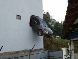 Carro ficou pendurado em garagem de prédio