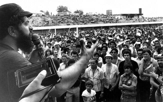 Frente a multidão de trabalhadores, Lula discursa em assembléia de metalúrgicos do ABC, em 1979