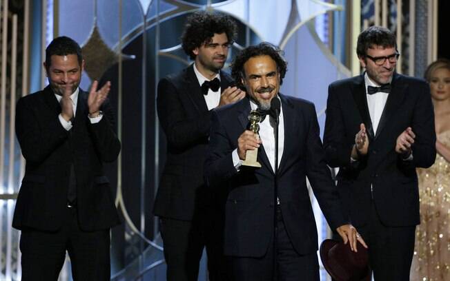 Alejandro González Iñárritu, Alexander Dinelaris, Armando Bo e Nicolás Giacobone agradecem o prêmio de melhor roteiro por 'Birdman'. Foto: AP