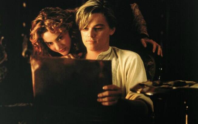 Kate Winslet e Leonardo DiCaprio em cena de