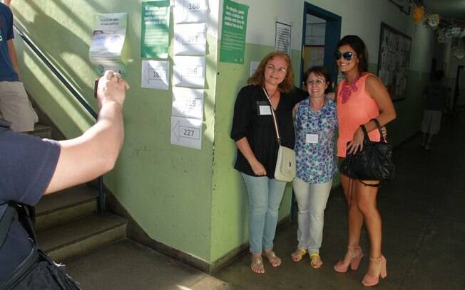 Em sua sessão eleitoral, Juliana Paes posa com os mesários