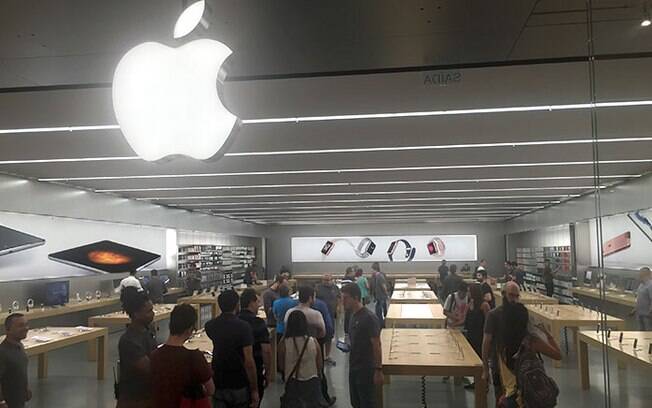 Cerca de 25 pessoas foram pela manhã à loja da Apple no Shopping Morumbi%2C em São Paulo