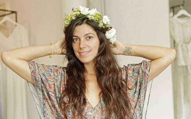 Rawan Rihani, florista da Stone Fox Bride, mostra uma coroa de flores recém-feita