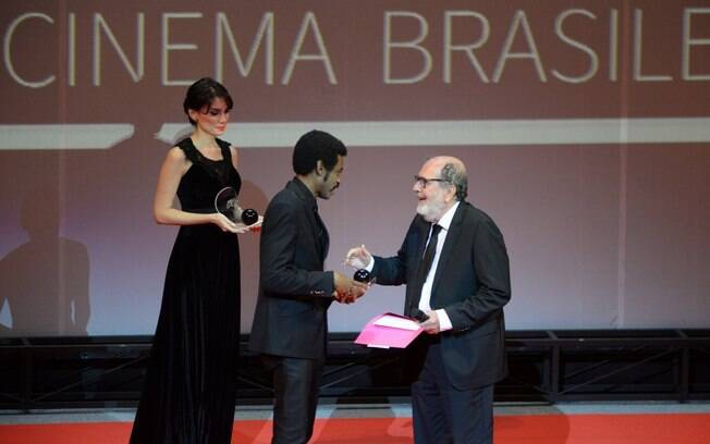 Fabrício Boliveira recebe troféu de melhor ator por sua atuação em 'Faroeste Cabloco'