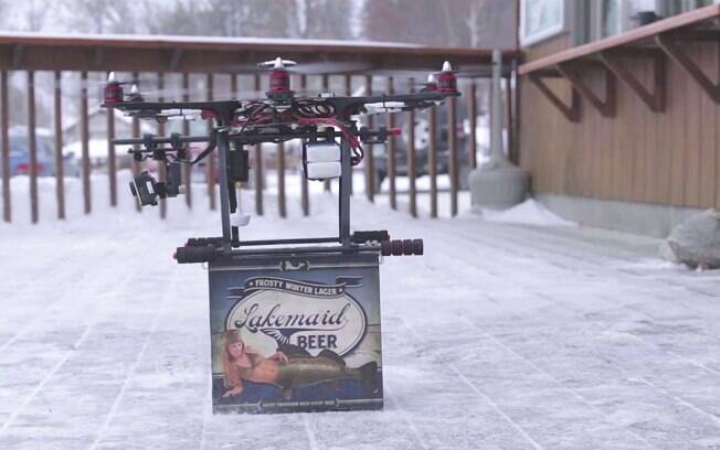 Drone alugado pela Lakemaid Beer leva caixa com cervejas para pescadores no meio de lagos congelados