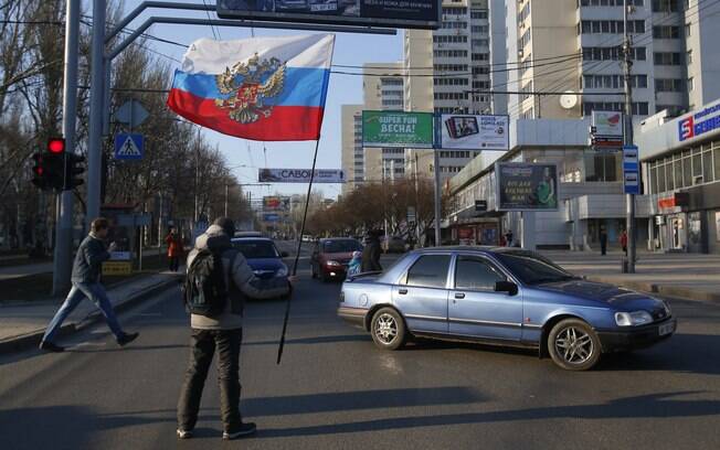 Militante pró-Rússia bloqueia rua na cidade de Donetsk, na Ucrânia (09/03/2014)