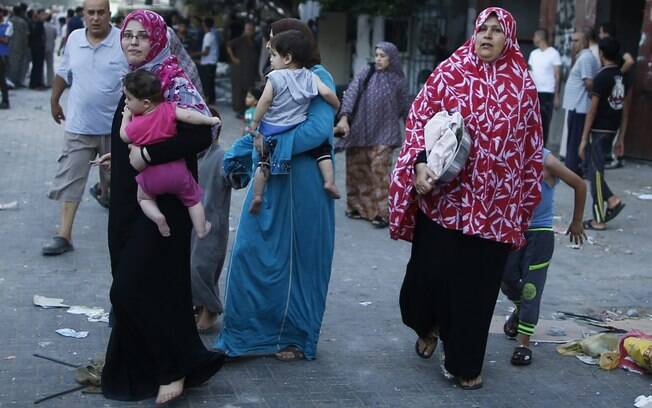 Palestinos fogem de suas casas após ataque aéreo israelense nas proximidades, no norte da Faixa de Gaza (8/08)