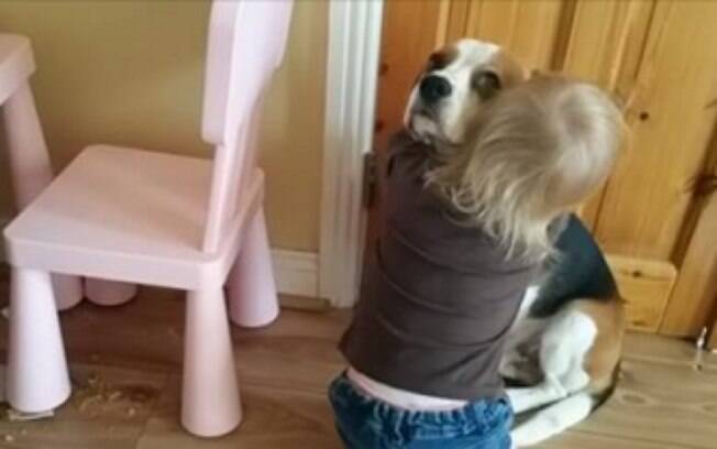 Menina consola beagle.