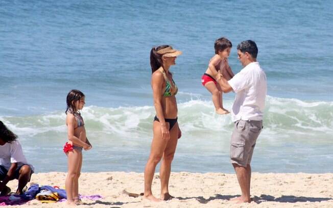 Eduardo Moscovis aproveita a segunda-feira de sol com a família na praia de Ipanema