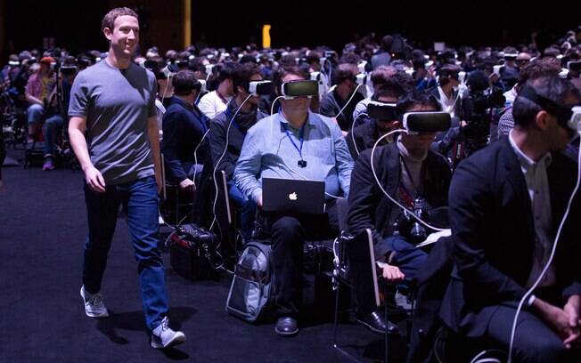 Mark Zuckerberg chega na coletiva de imprensa da Samsung sem ser visto 