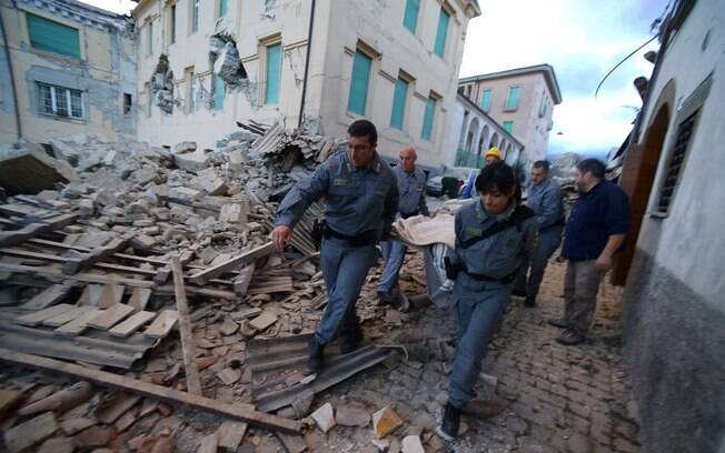 Equipes de resgate resgatam vítimas do terremoto na cidade de Amatrice, na região central da Itália, nesta quarta-feira