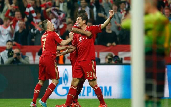 Mario Gomez é abraçado por Ribery após ampliar para o Bayern de Munique em cima do Barcelona