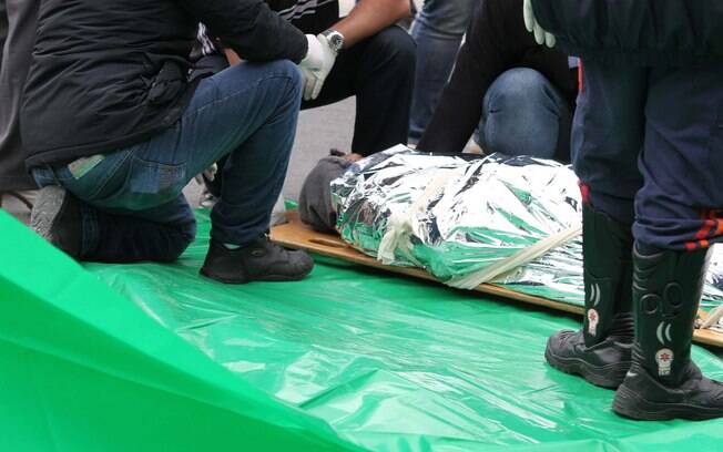 Vítima que ficou soterrada é aquecida e recebe atendimento das equipes do Samu. Foto: Wesley Rodrigo/ Futura Press
