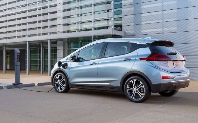 As baterias de íon-lítio gera energia elétrica o suficiente para que o Bolt tenha autonomia de 383 km. As baterias de íon-lítio gera energia elétrica o suficiente para que o Bolt tenha autonomia de 383 km.