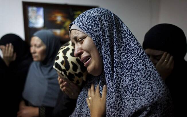 Parentes de palestino morto em ação de Israel choram na casa da família no campo de refugiados de Jalazoun, nos arredores de Ramallah, Cisjordânia (16/6)